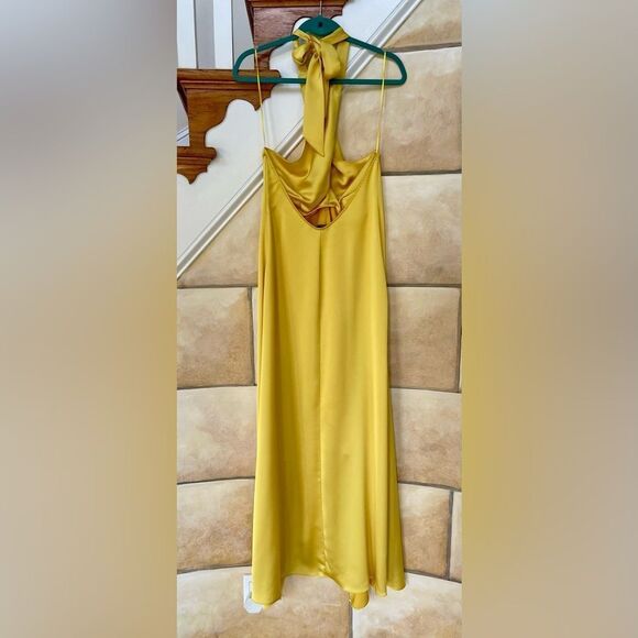 Elegant Yellow Gown - Picture 4 of 6